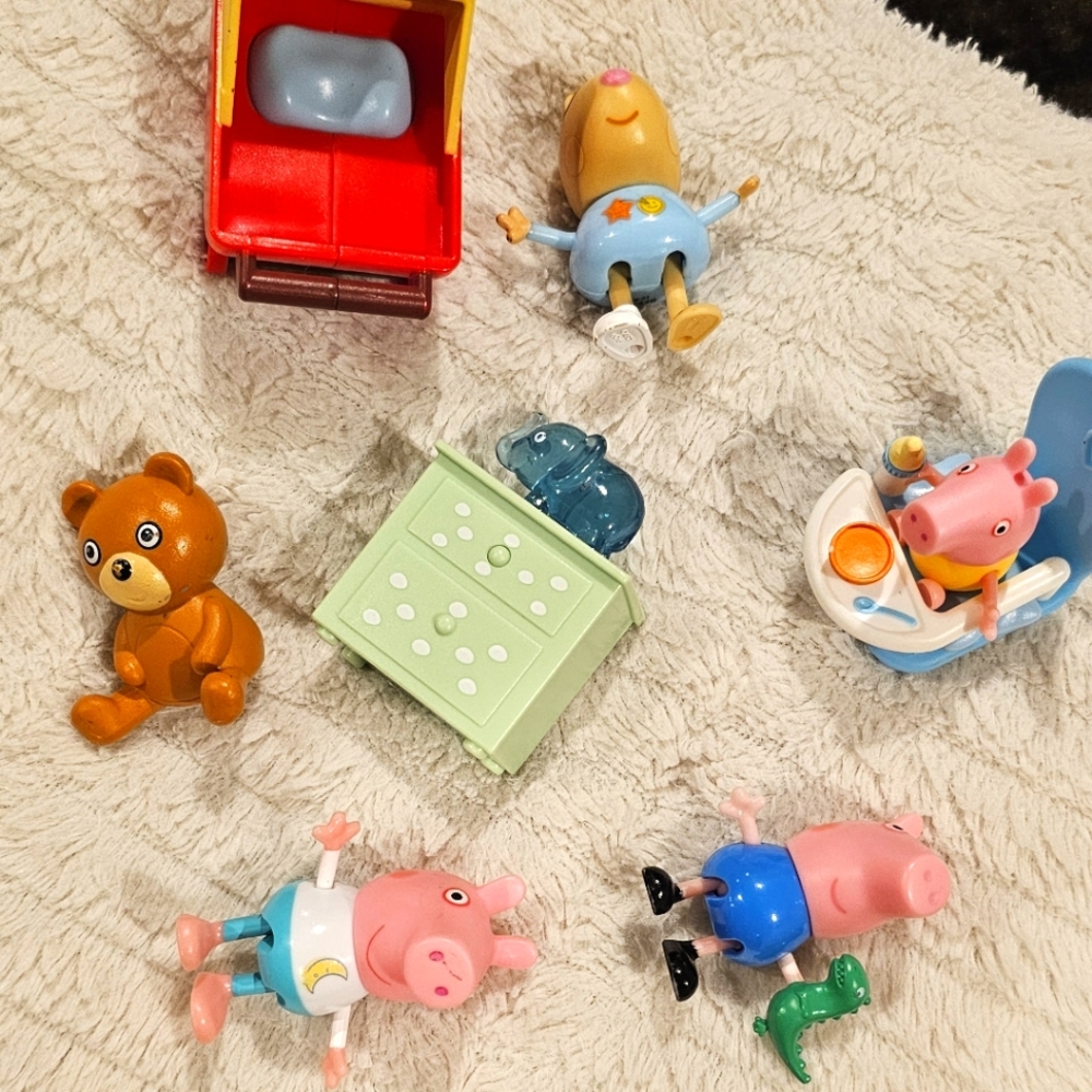 8 piece set of Peppa Pig